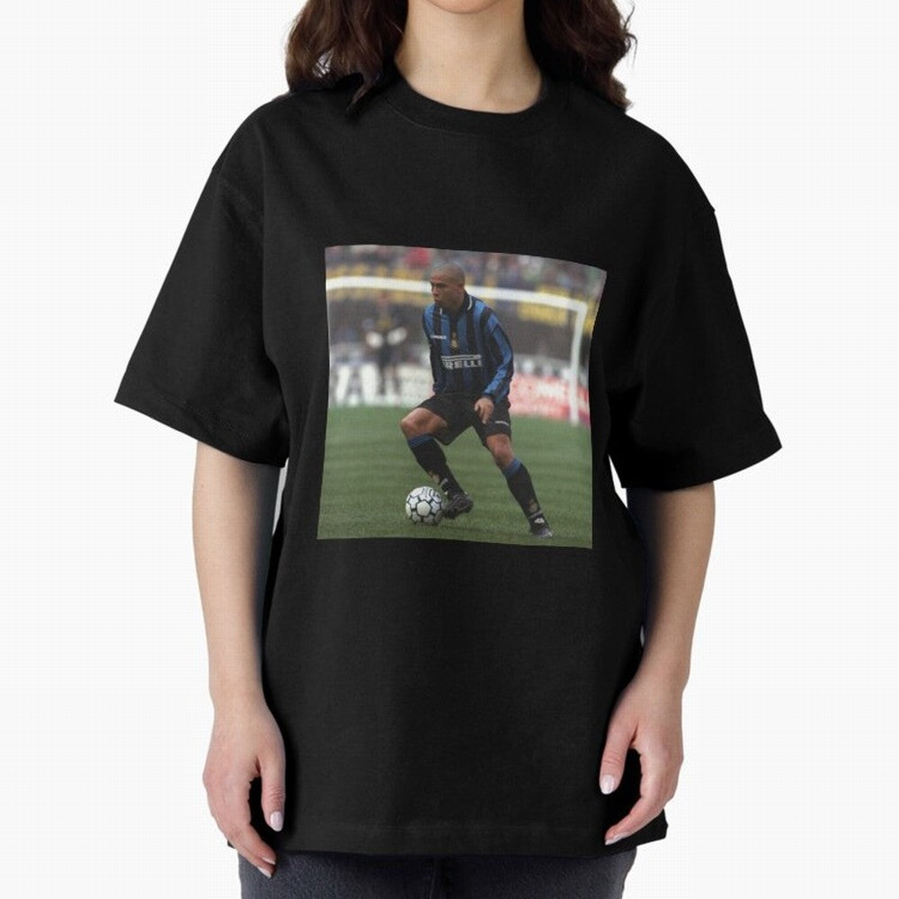 R9 Oversized T-Shirt Capture FIFA World Cup 2026 Group Stage Spirit, Centered on England, Messi, CR7 and Mbappe, Vintage Soccer Flavor, Modern Football Stars, National Flags and Final Night Emotion; Ideal for Passionate Fans Who Love Underdog