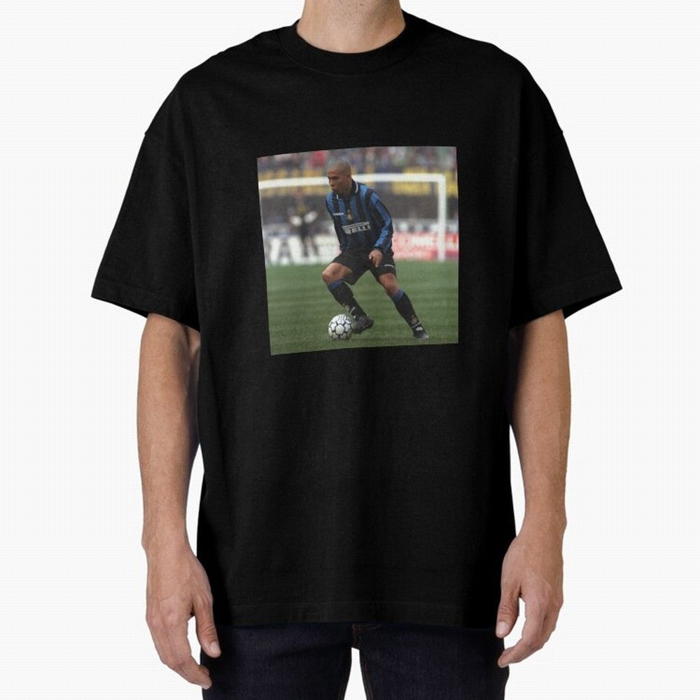 R9 Oversized T-Shirt Capture FIFA World Cup 2026 Group Stage Spirit, Centered on England, Messi, CR7 and Mbappe, Vintage Soccer Flavor, Modern Football Stars, National Flags and Final Night Emotion; Ideal for Passionate Fans Who Love Underdog